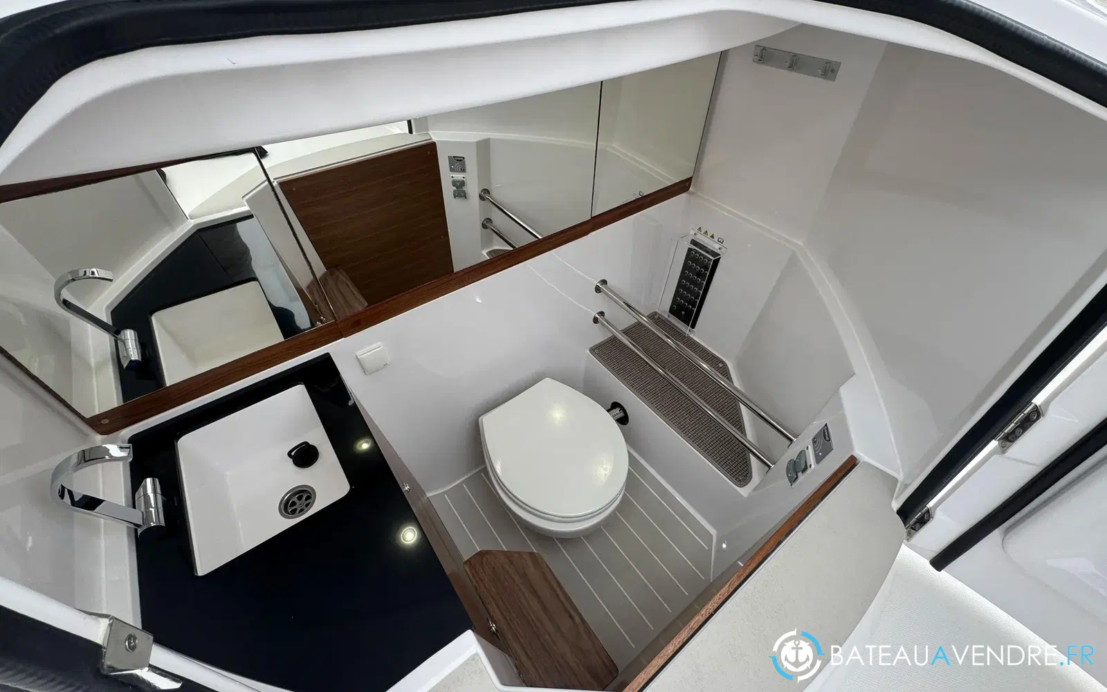 slider 31 Axopar 28 Open