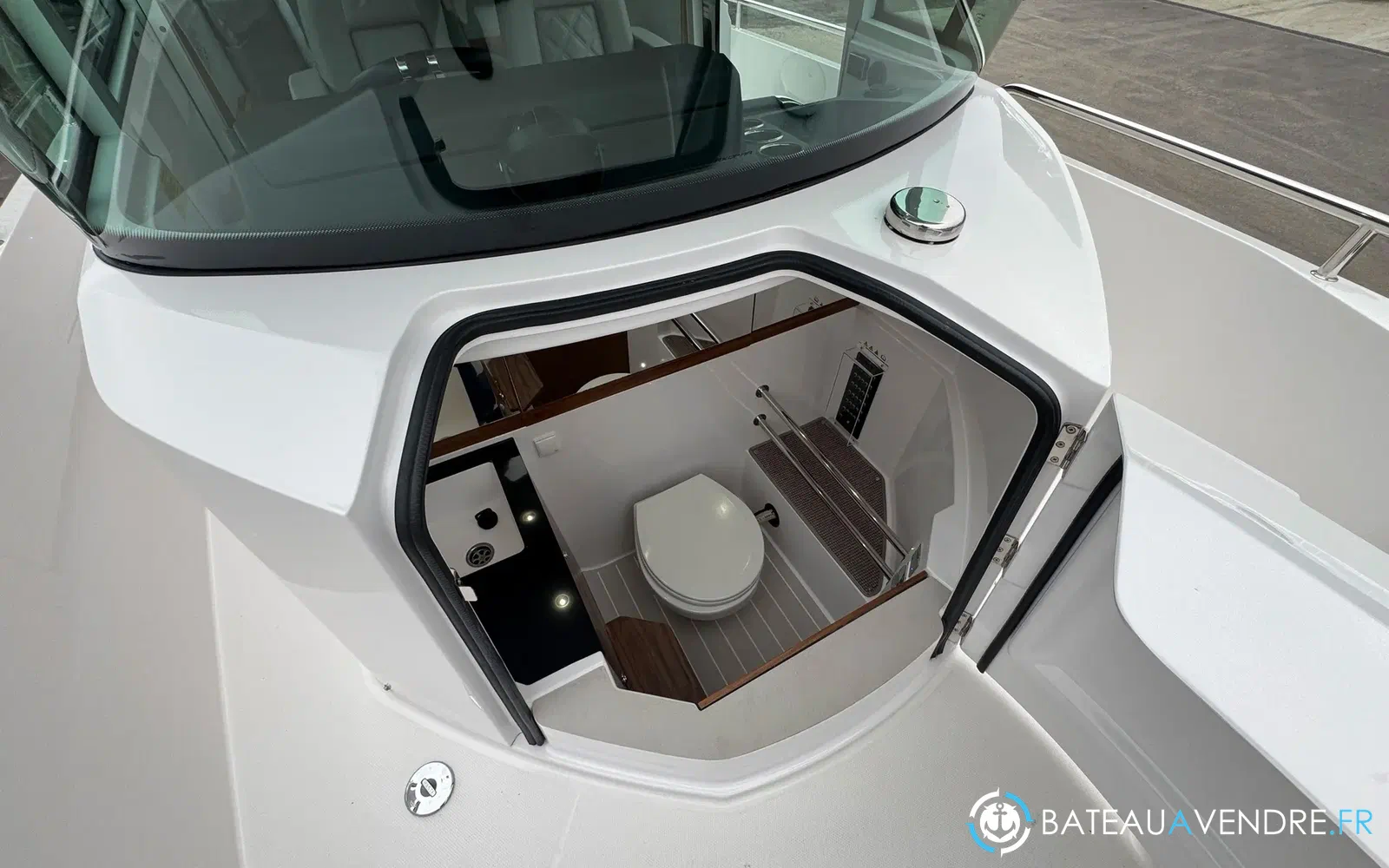 slider 33 Axopar 28 Open