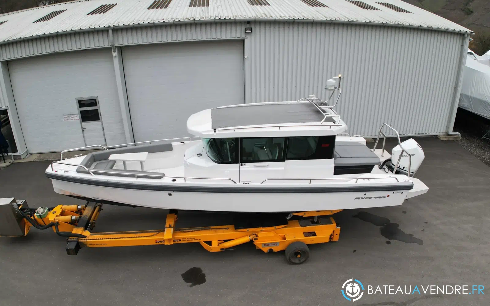 slider 3 Axopar 28 Open