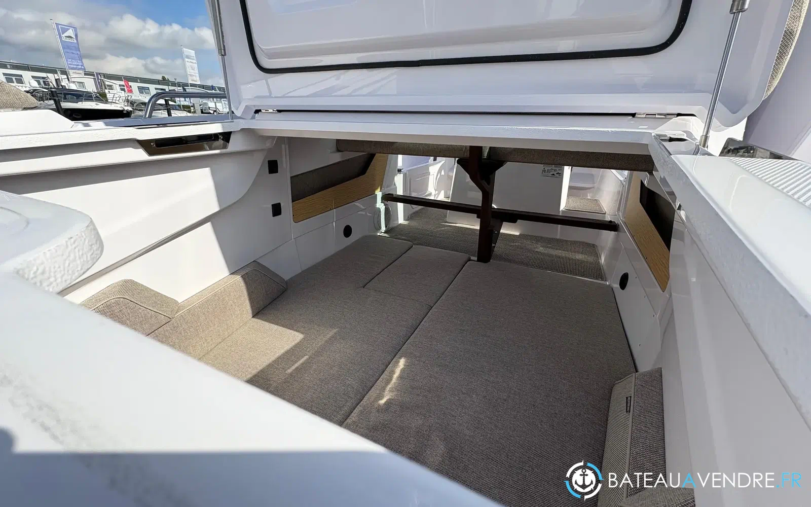 slider 5 Axopar 29 XC CROSS CABIN