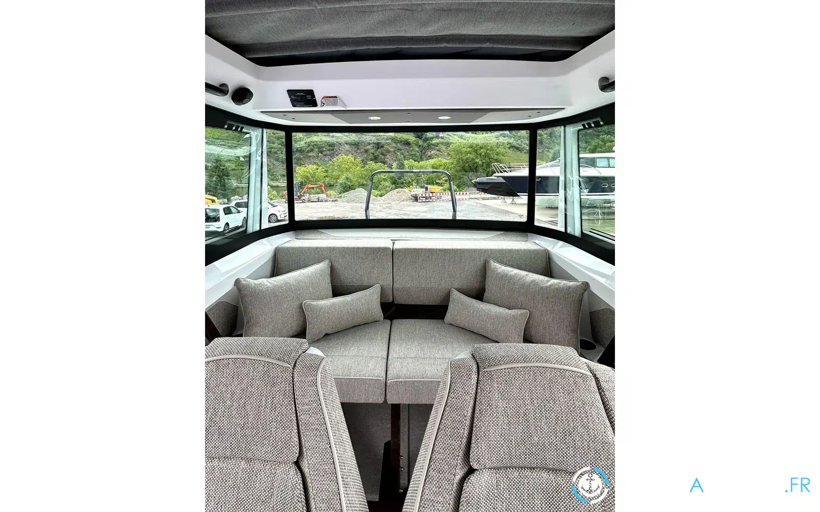 slider 1 Axopar 29 XC CROSS CABIN