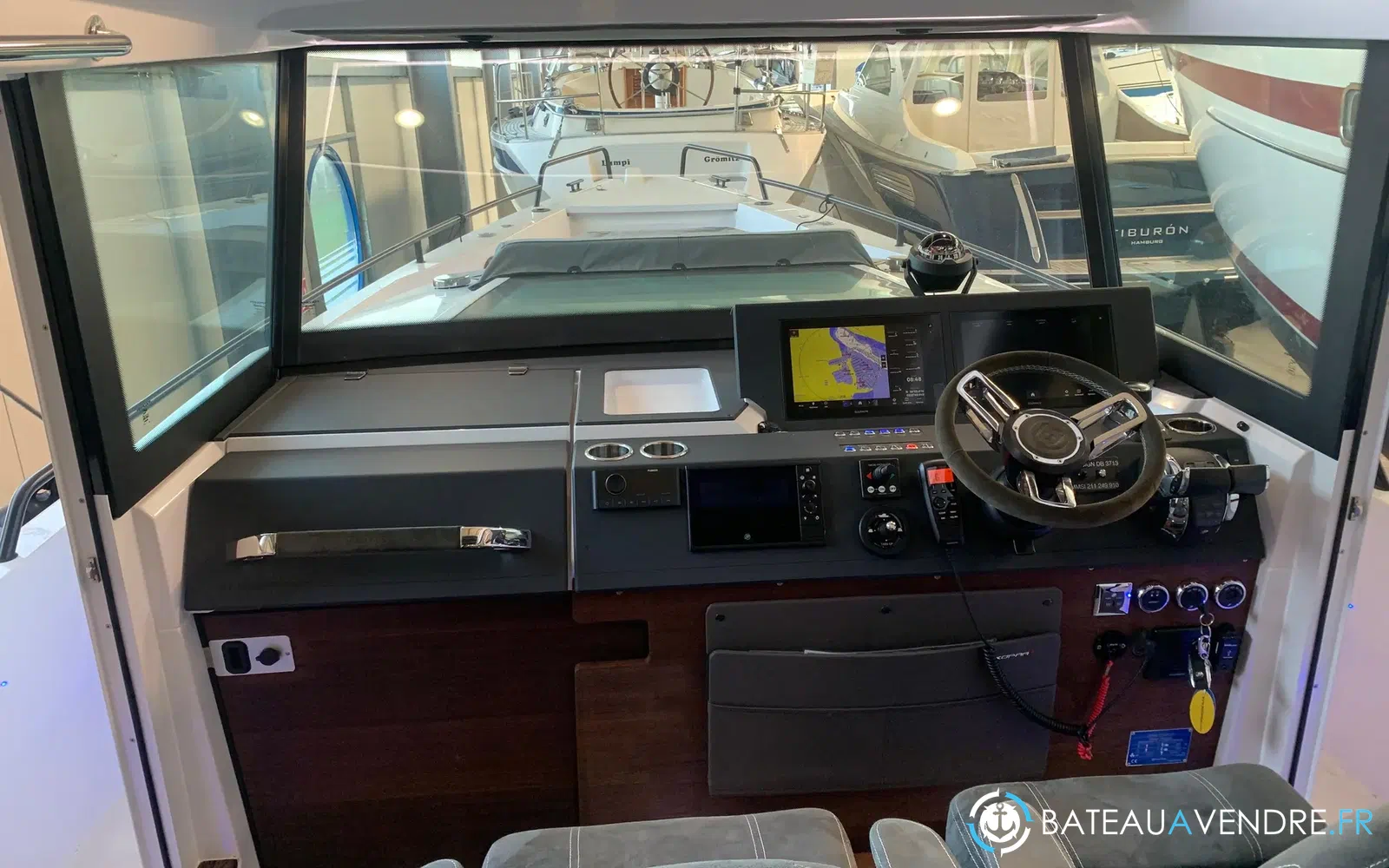 slider 12 Axopar 37 Open
