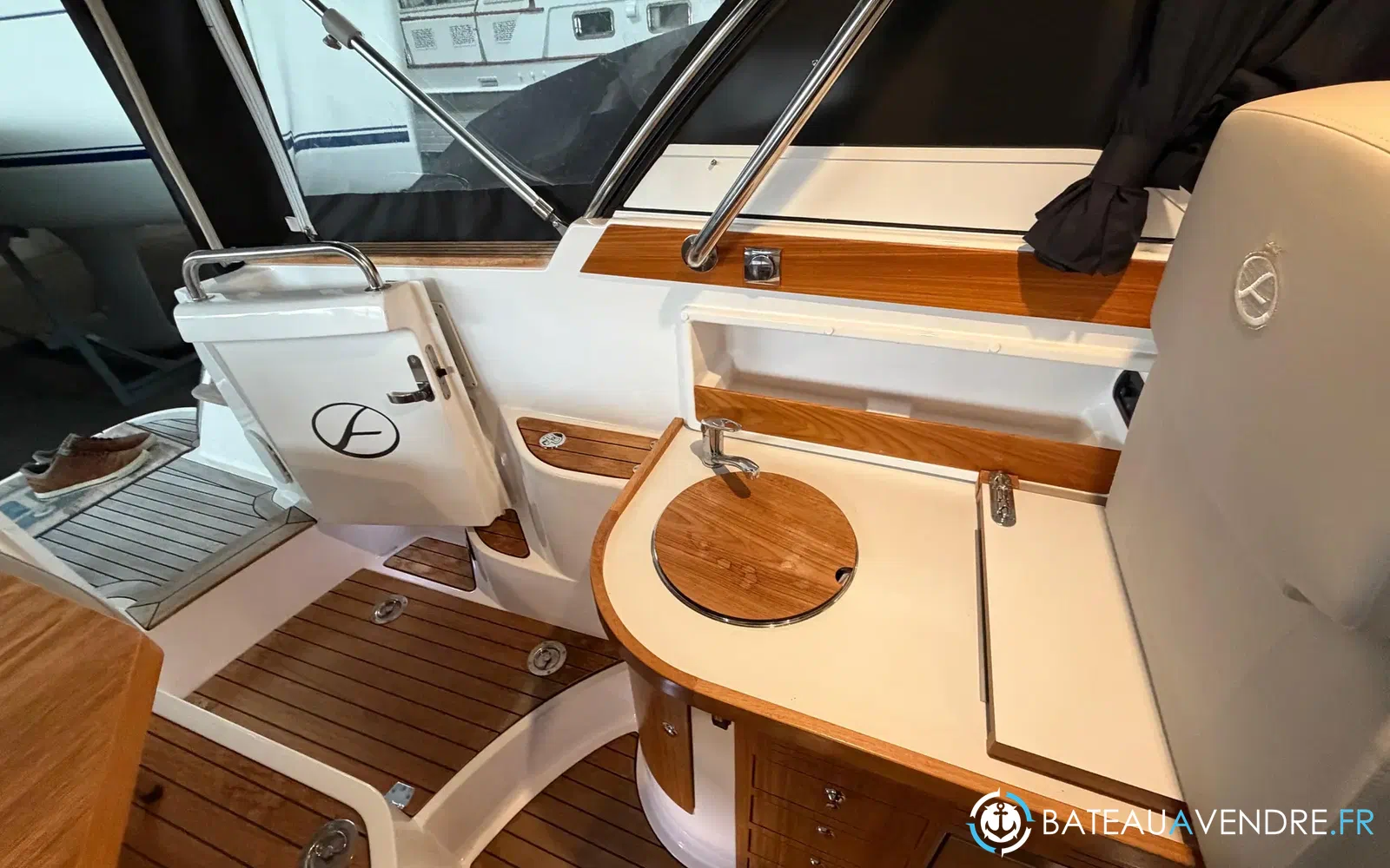 slider 17 Aquador 28 HT