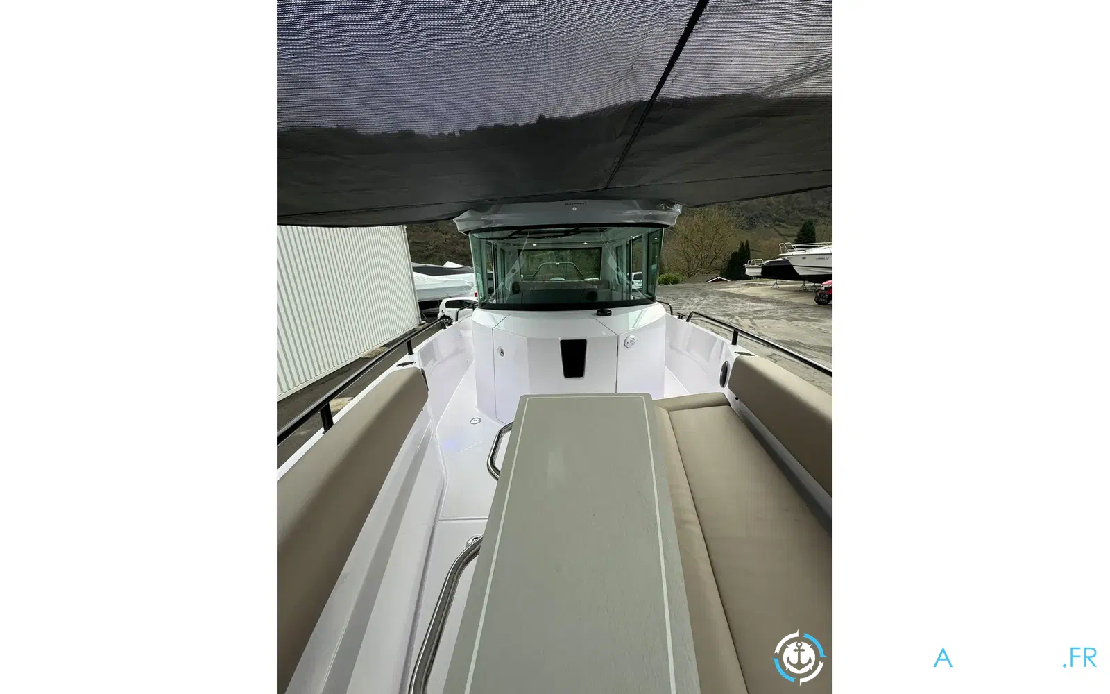 slider 10 Axopar 28 Open