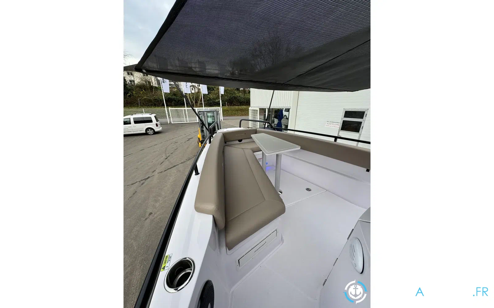 slider 11 Axopar 28 Open