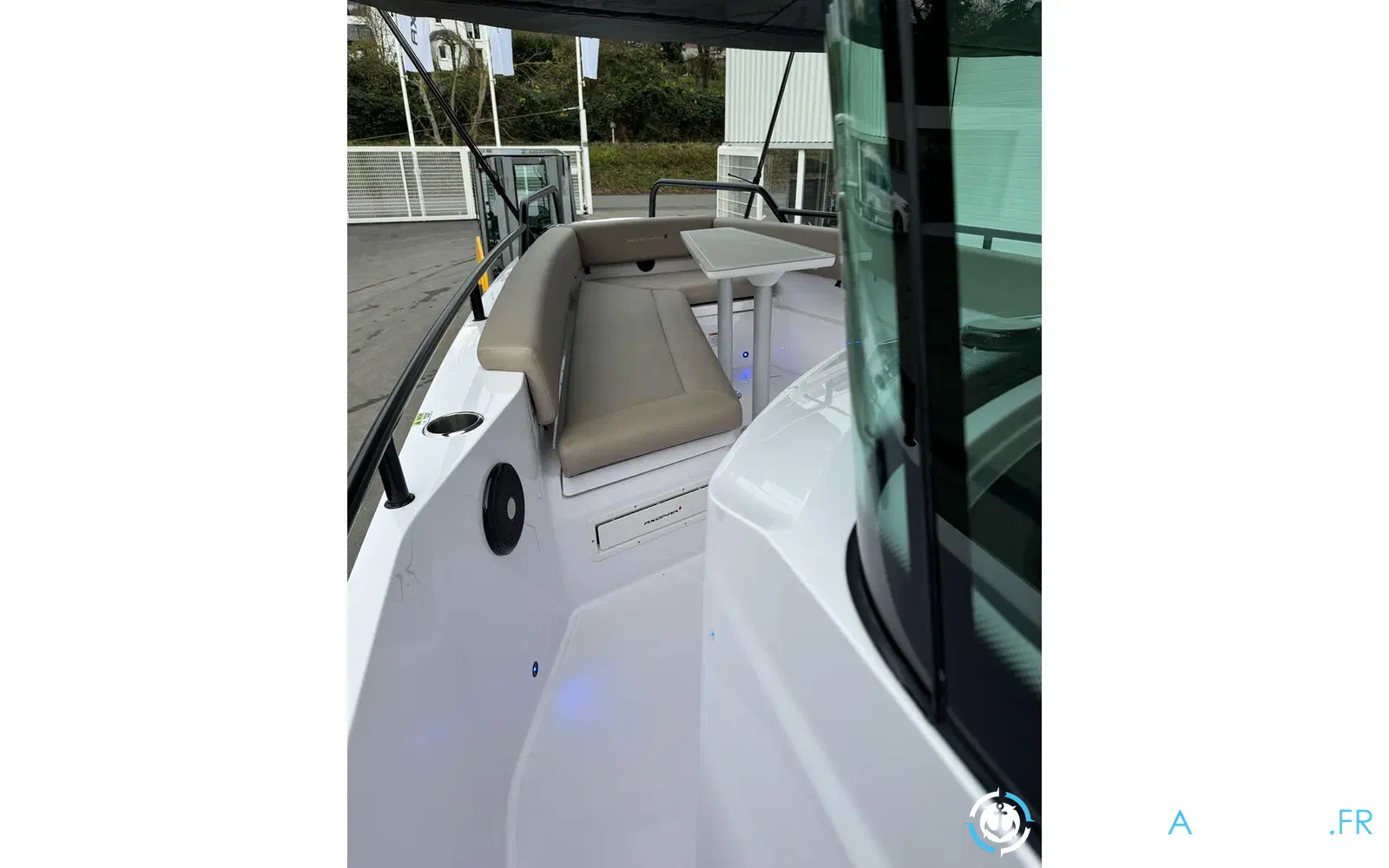 slider 12 Axopar 28 Open