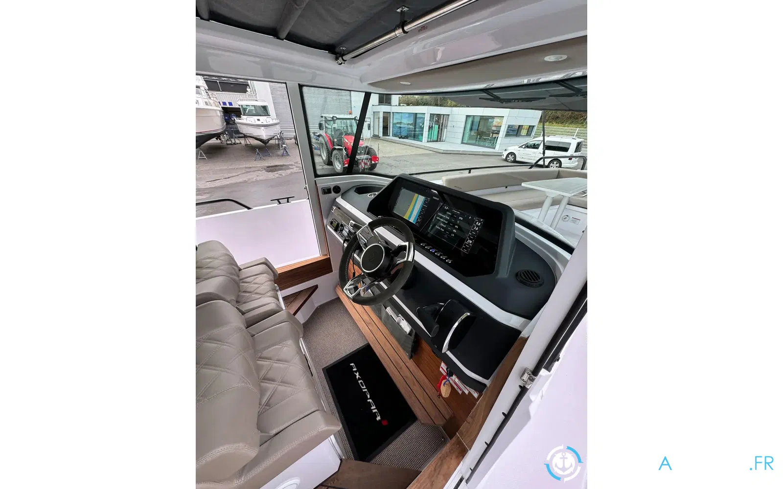 slider 16 Axopar 28 Open