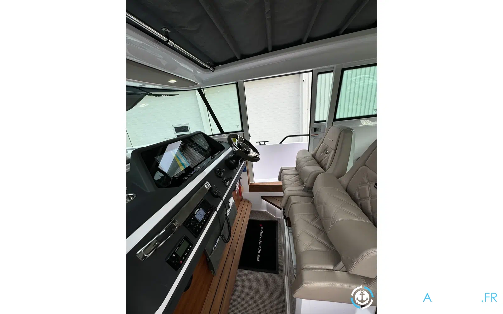 slider 17 Axopar 28 Open