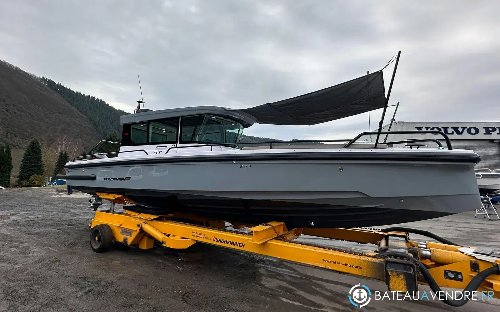 slider 18 Axopar 28 Open