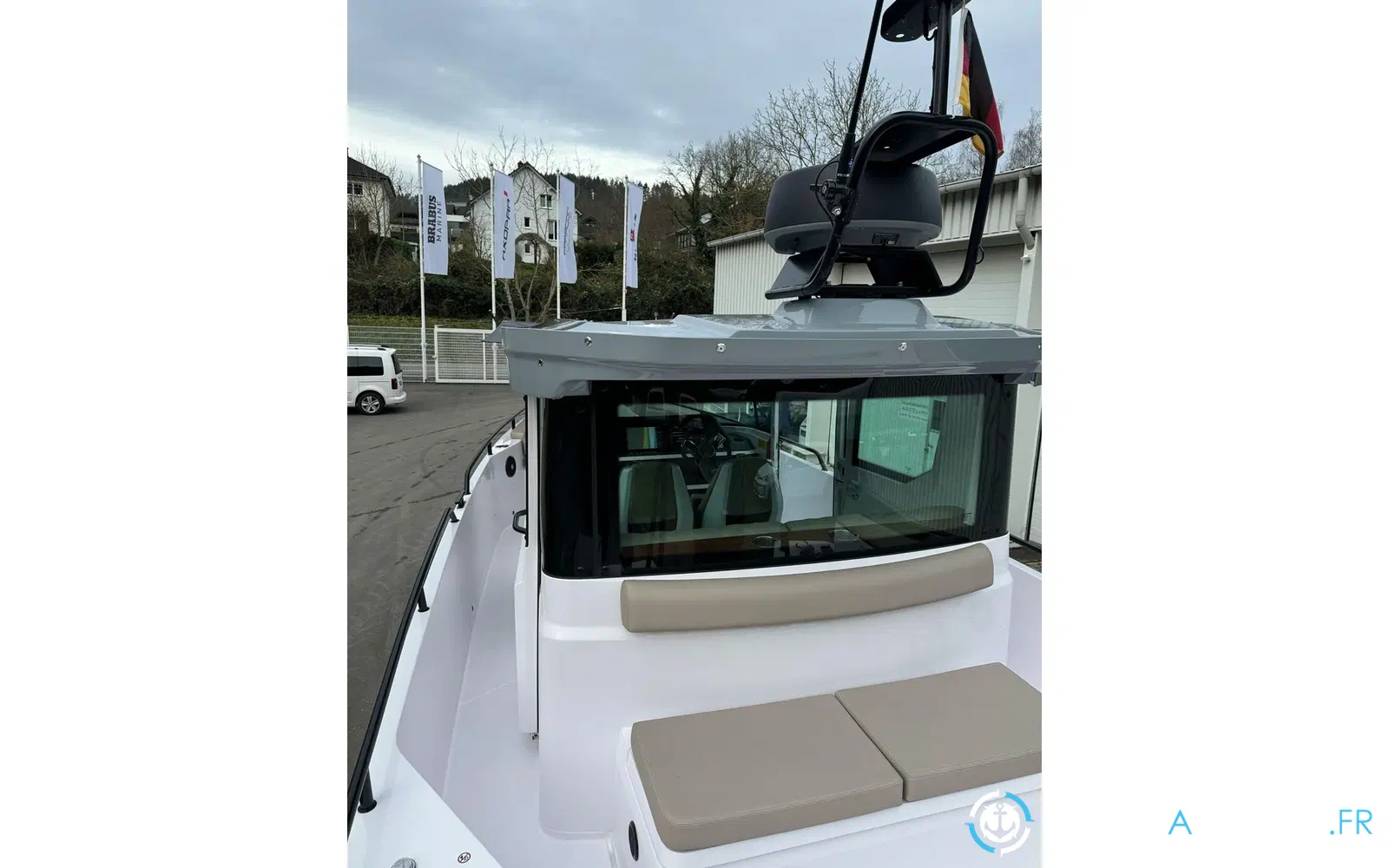 slider 5 Axopar 28 Open
