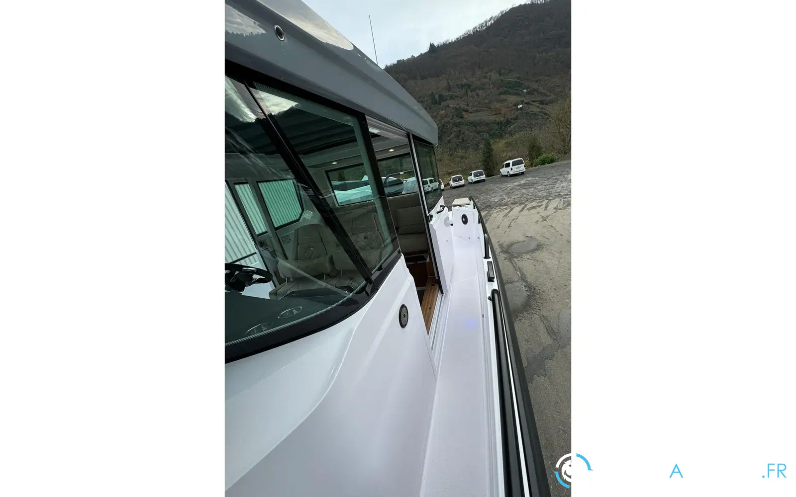 slider 6 Axopar 28 Open