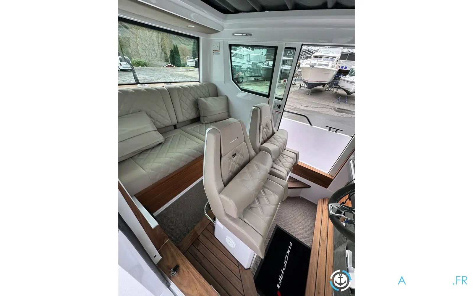 slider 8 Axopar 28 Open
