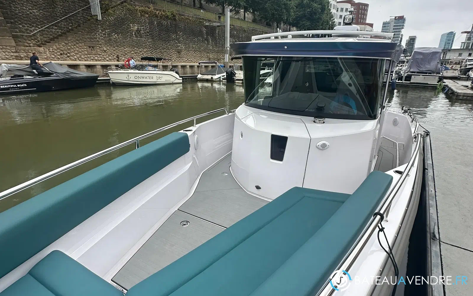 slider 2 Axopar 28 Open