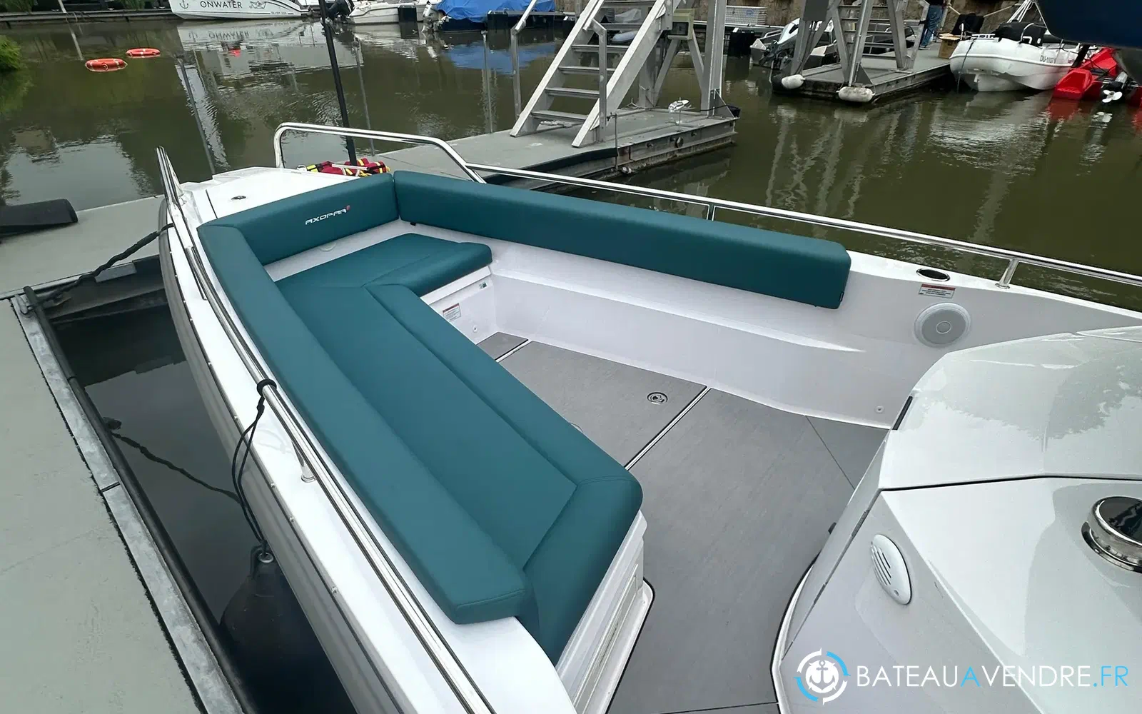 slider 3 Axopar 28 Open