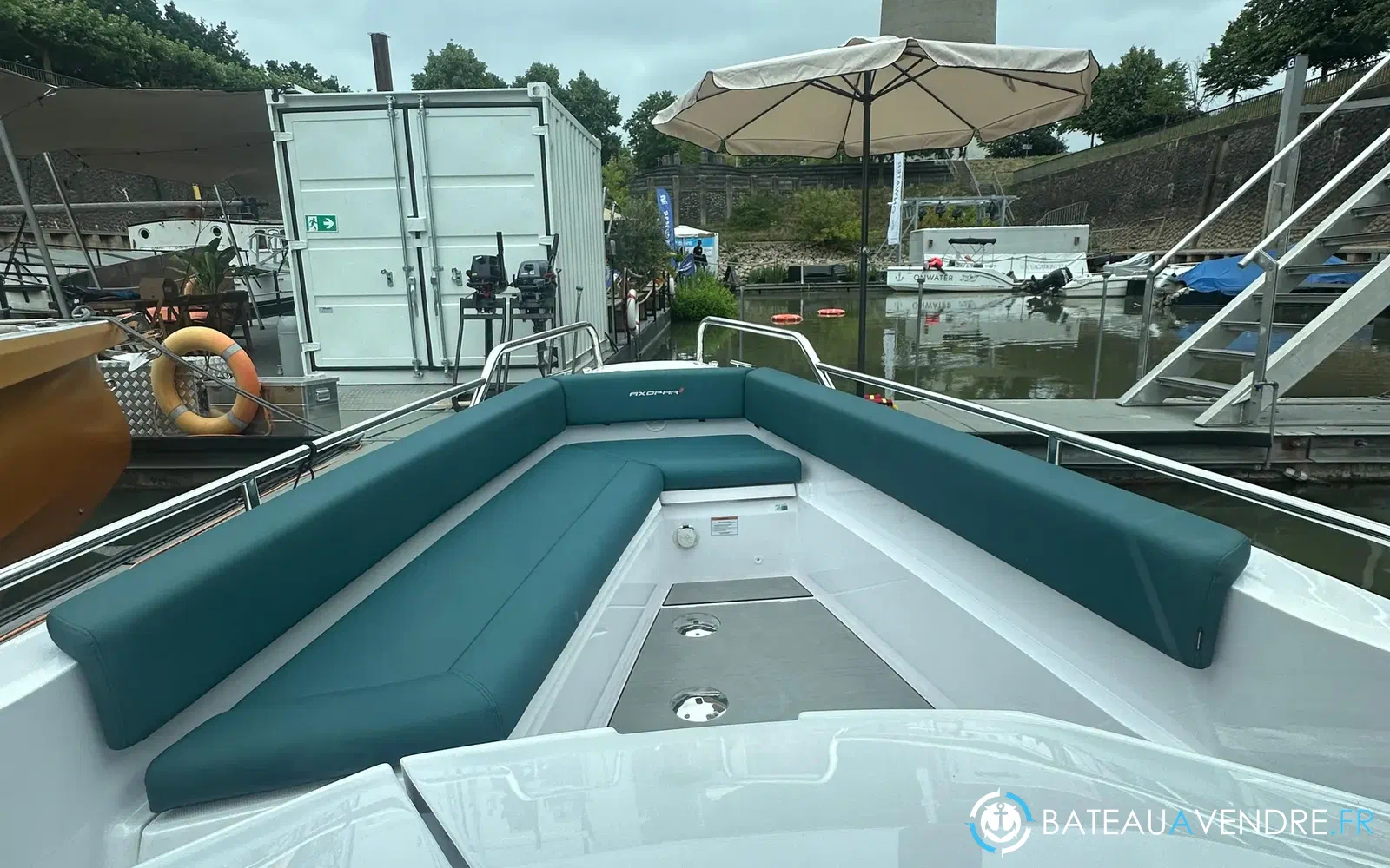 slider 4 Axopar 28 Open