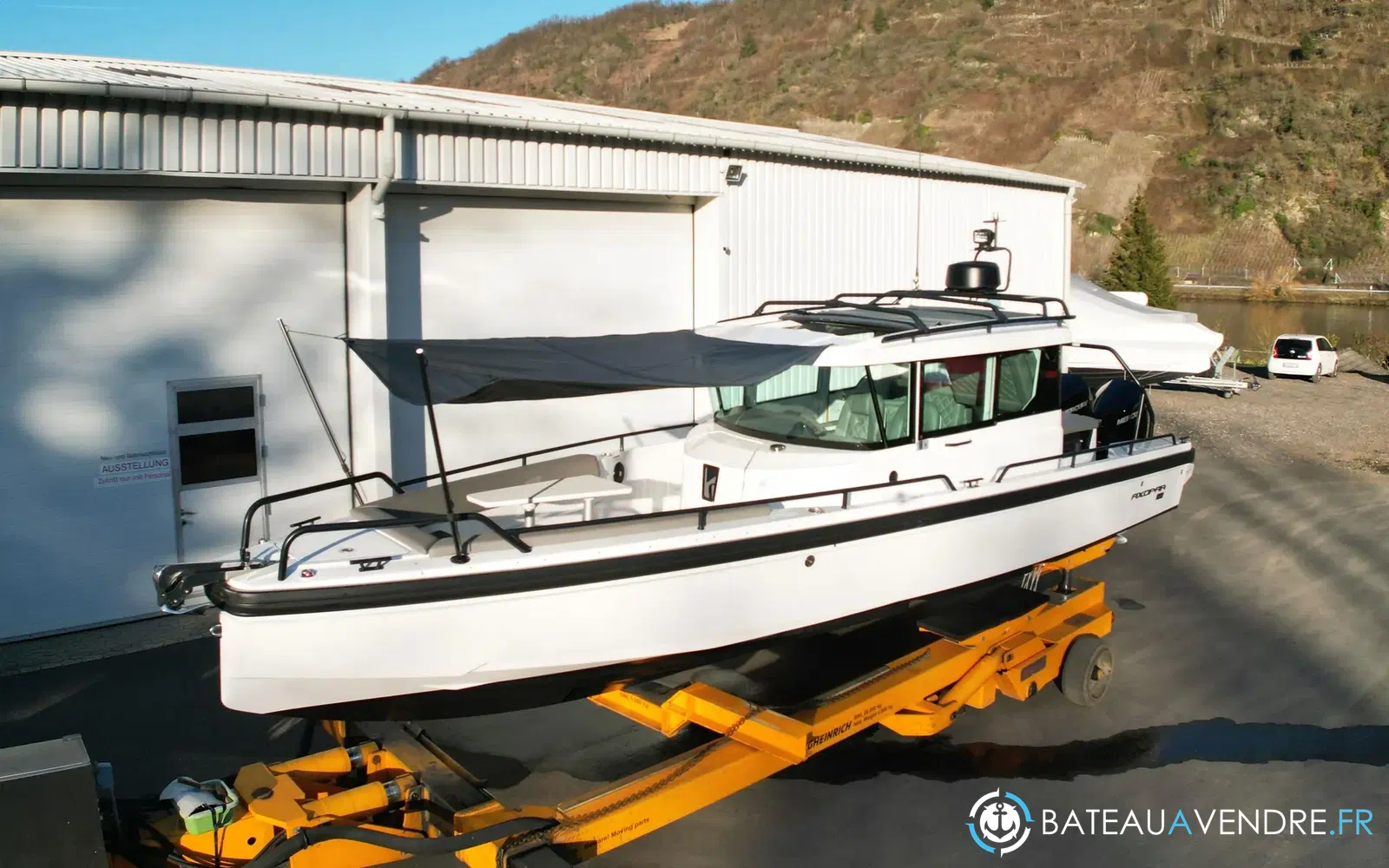 slider 0 Axopar 28 Open