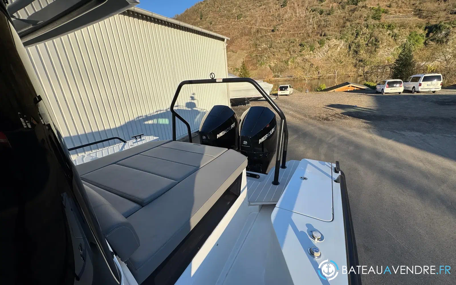 slider 10 Axopar 28 Open