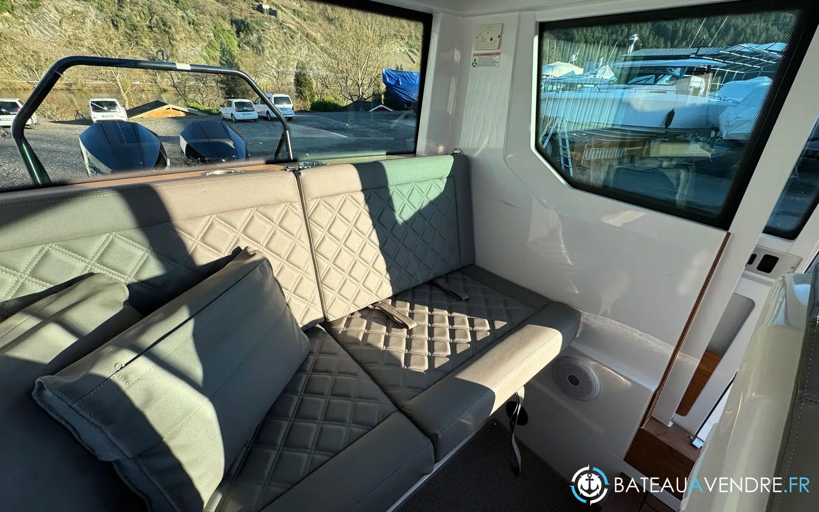 slider 13 Axopar 28 Open