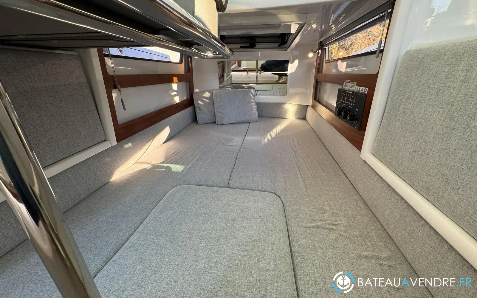 slider 17 Axopar 28 Open