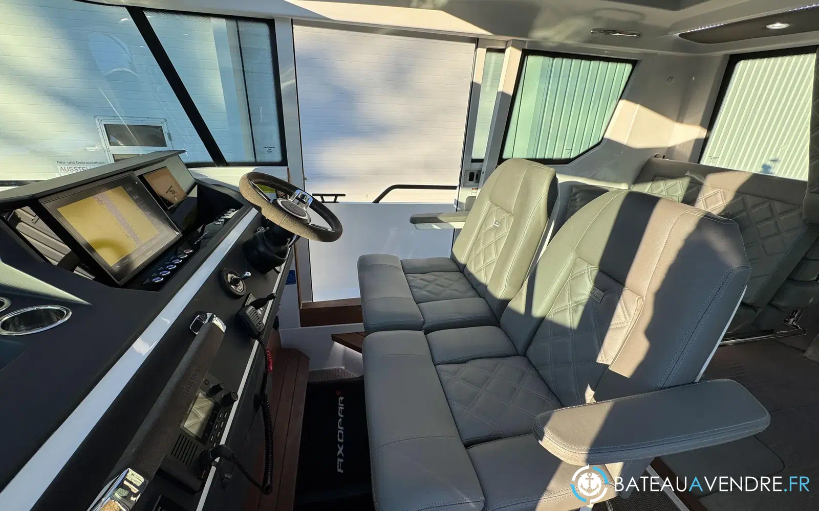 slider 22 Axopar 28 Open