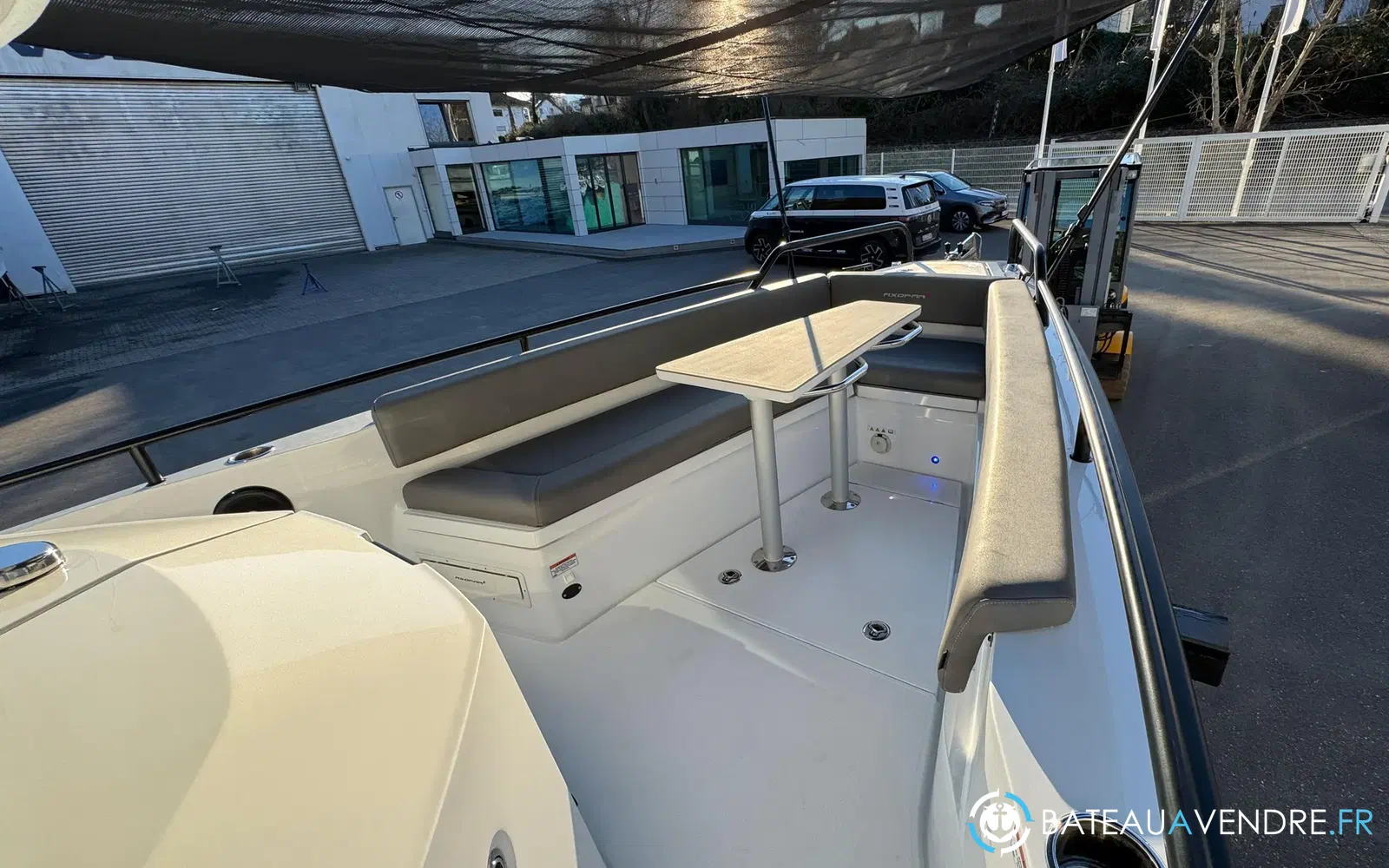 slider 31 Axopar 28 Open