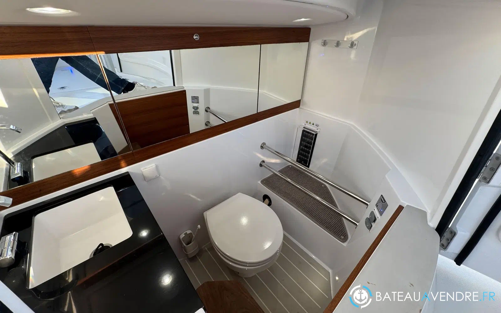 slider 37 Axopar 28 Open