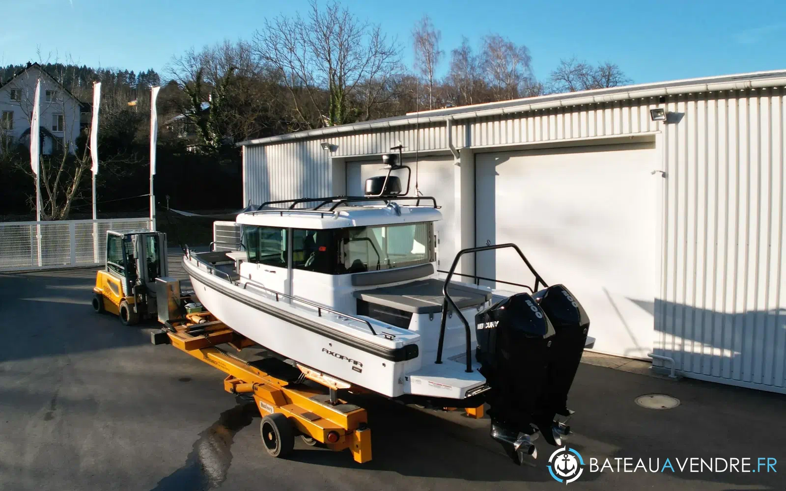 slider 5 Axopar 28 Open