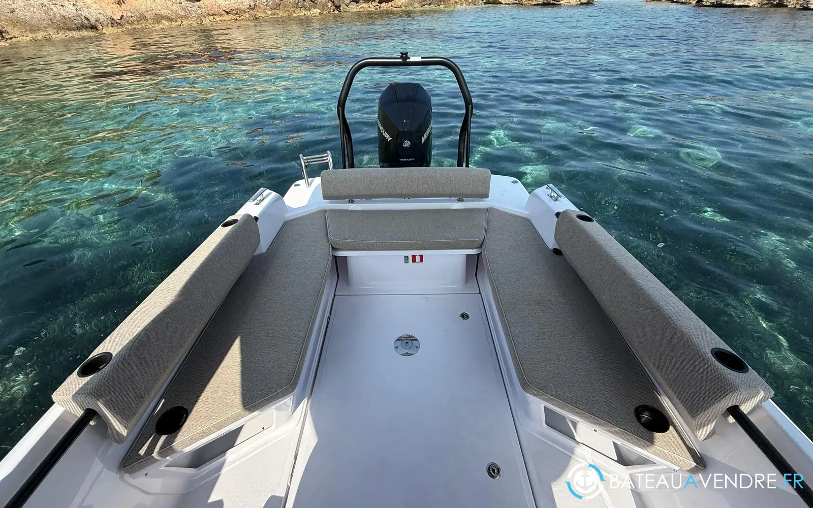 slider 8 Axopar 25 Cross Top