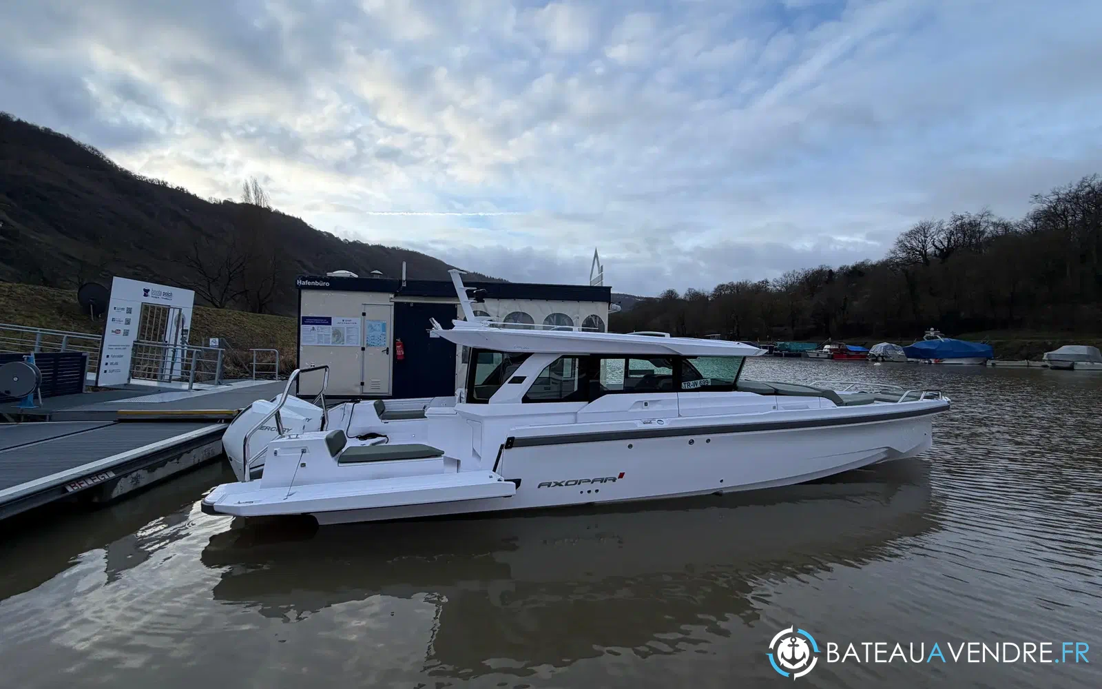 slider 0 Axopar 38 XC Cross Cabin