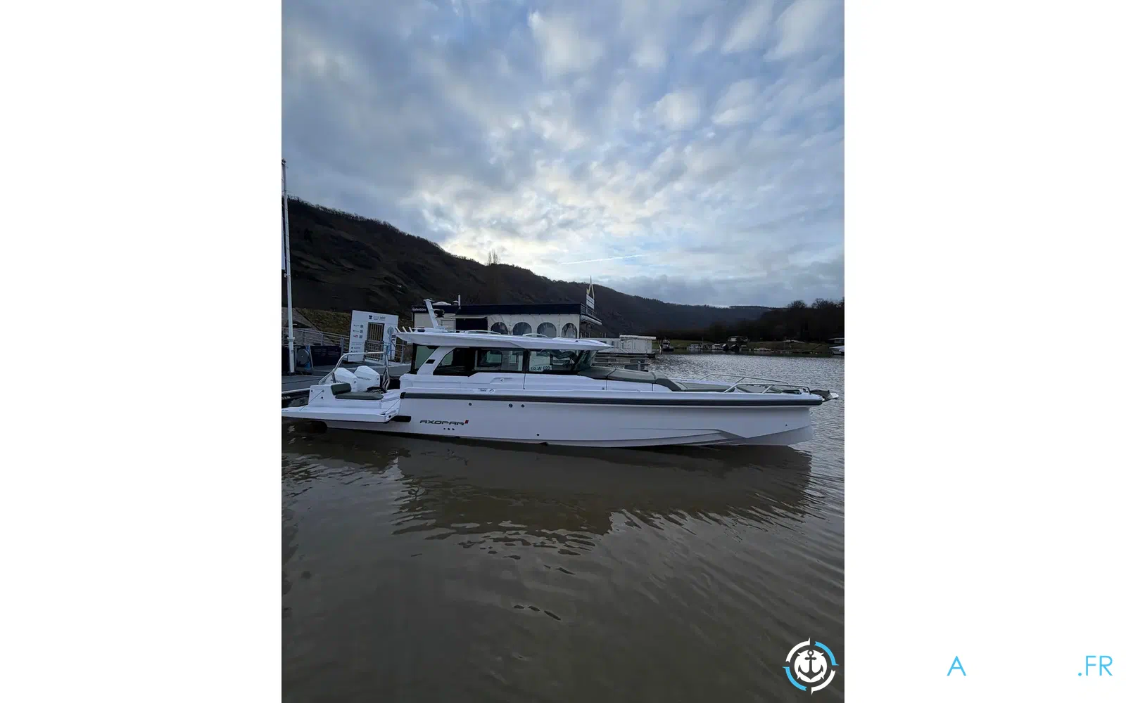 slider 16 Axopar 38 XC Cross Cabin