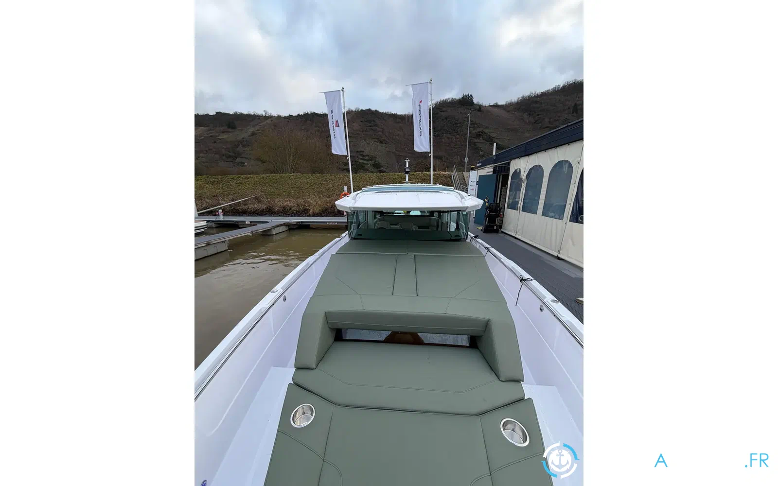 slider 22 Axopar 38 XC Cross Cabin