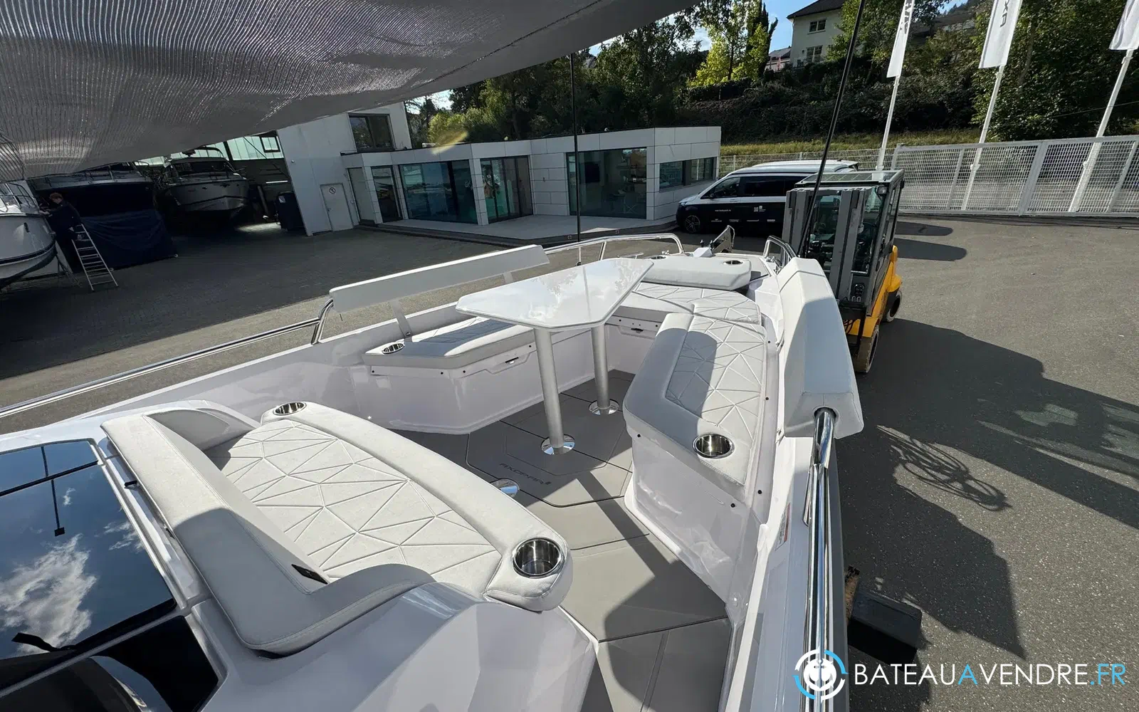 slider 5 Axopar 29 XC CROSS CABIN
