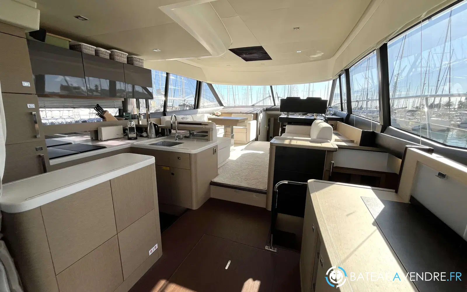 slider 1 Prestige Yachts 560 S