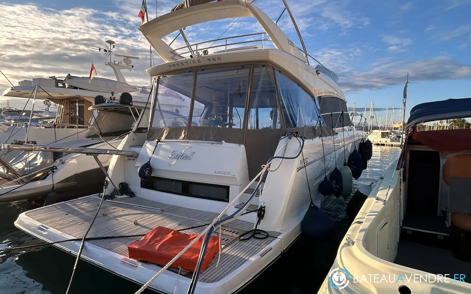 slider 1 Prestige Yachts 560 S