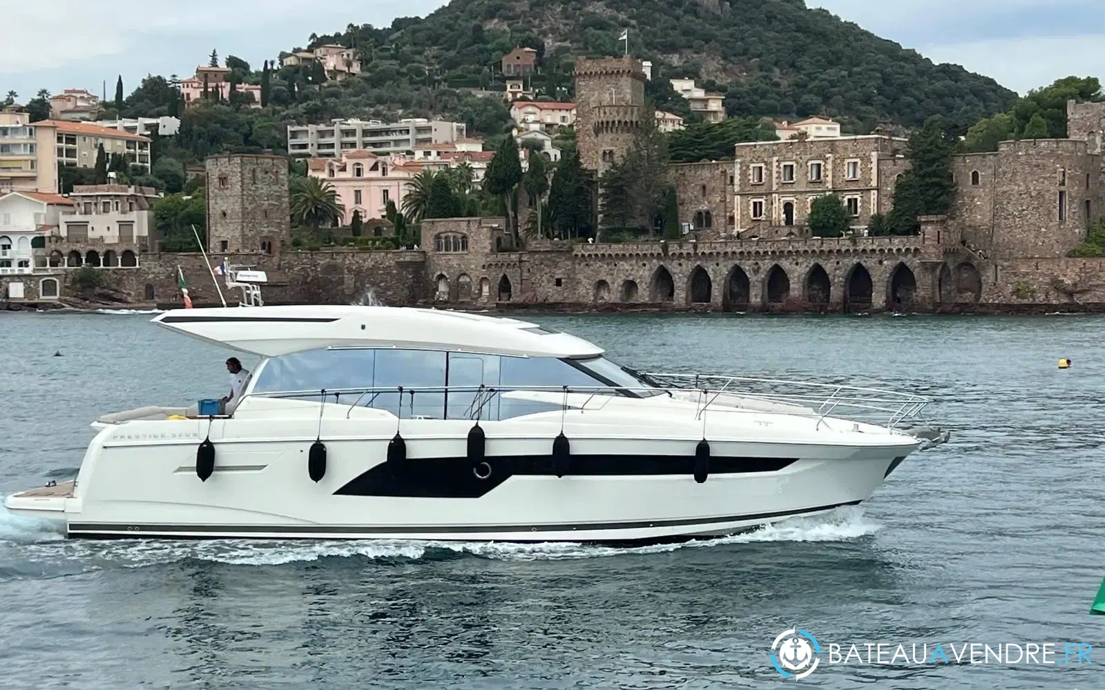 slider 1 Prestige Yachts 520 S