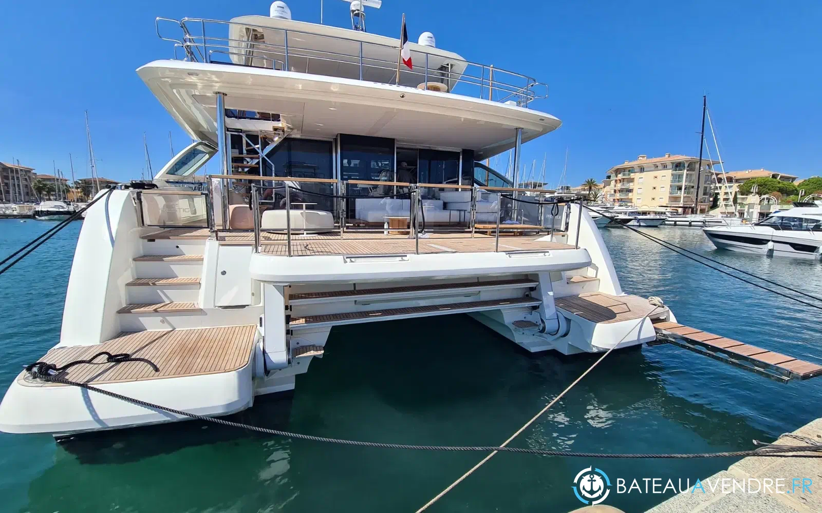 slider 1 Prestige Yachts M8