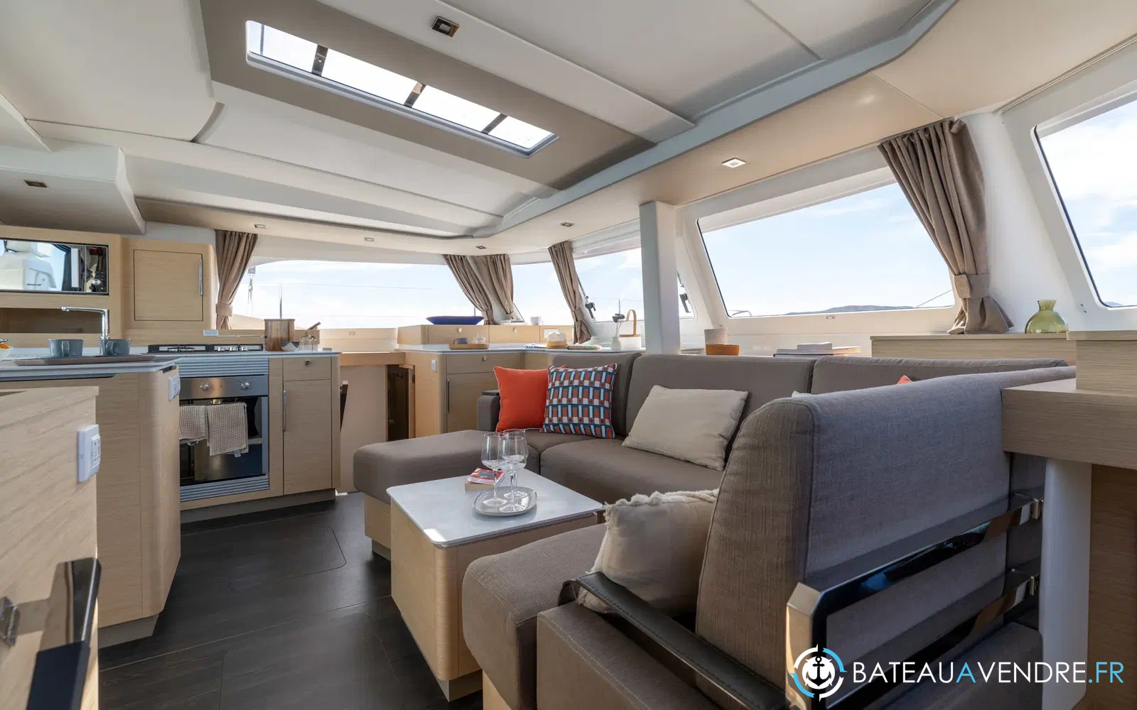 slider 18 Fountaine Pajot FP 44