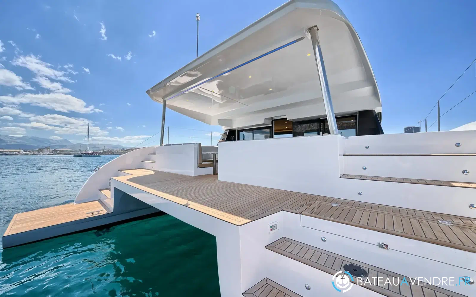 slider 11 Catamaran Luna 49 gold