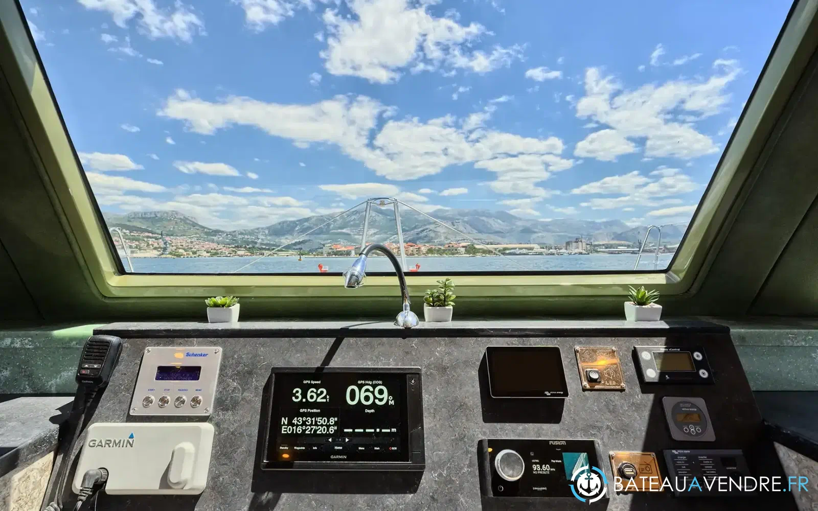 slider 13 Catamaran Luna 49 gold