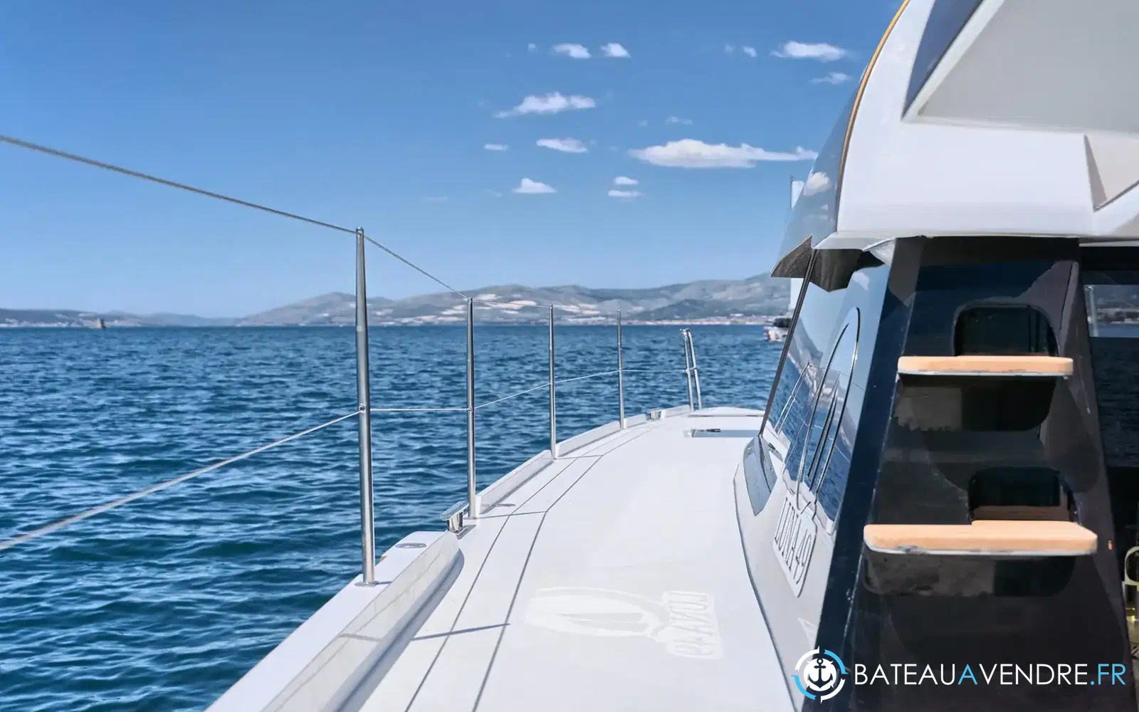 slider 18 Catamaran Luna 49 gold