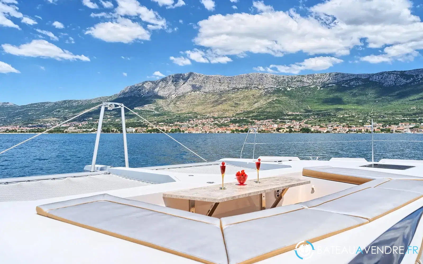 slider 20 Catamaran Luna 49 gold
