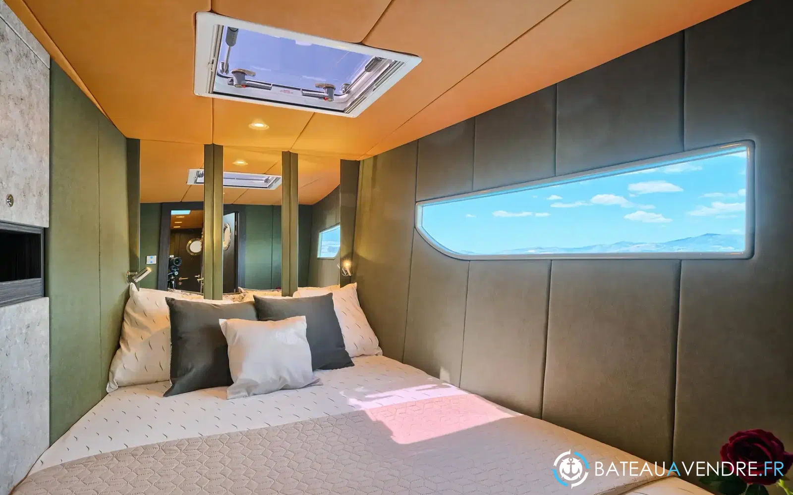 slider 28 Catamaran Luna 49 gold