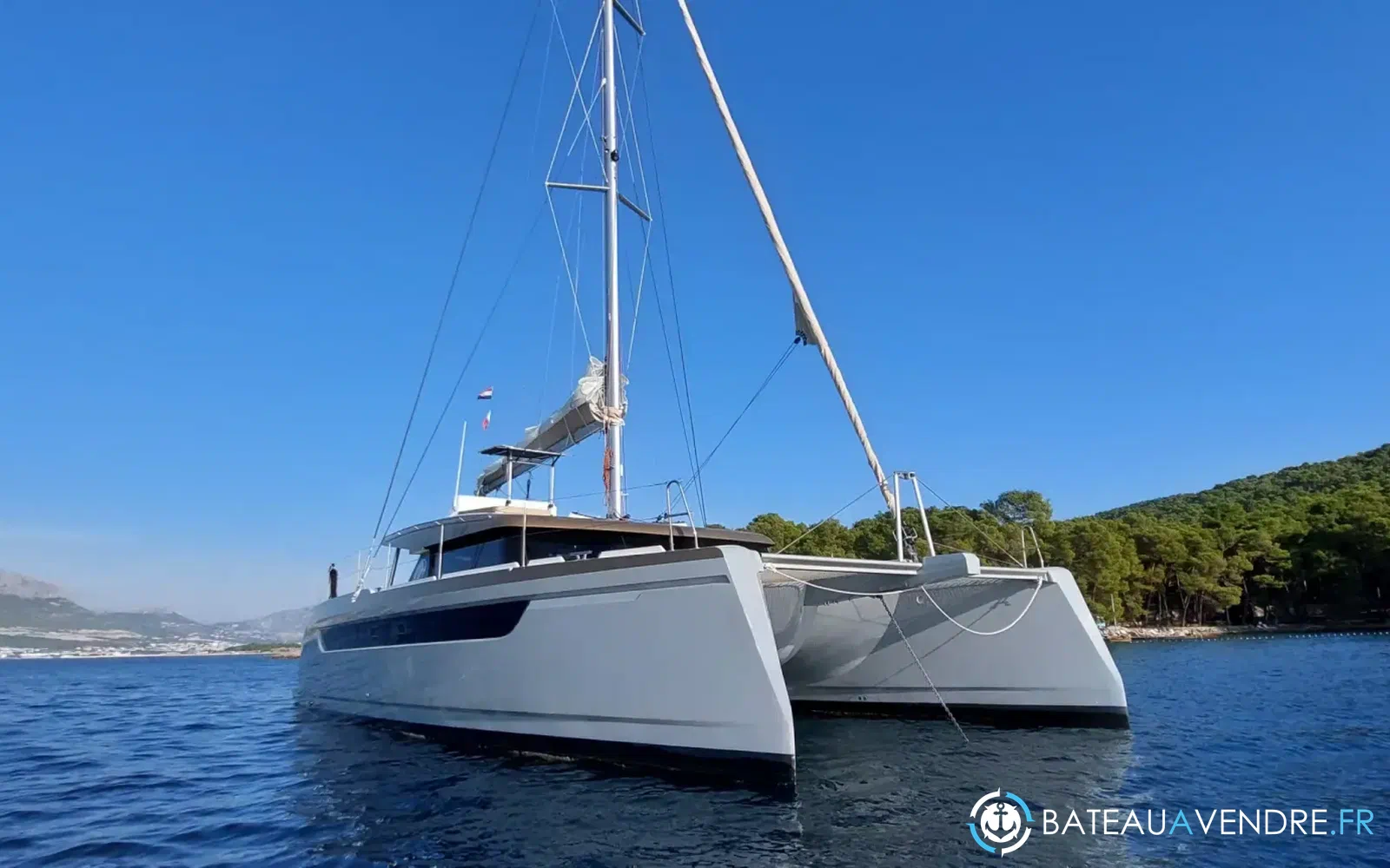 slider 4 Catamaran Luna 49 gold