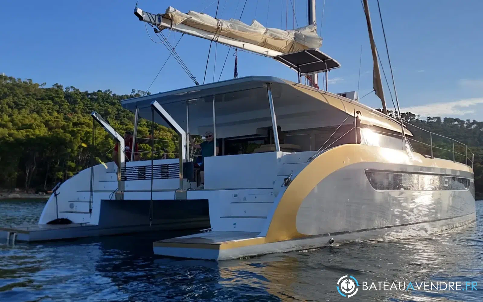 slider 5 Catamaran Luna 49 gold