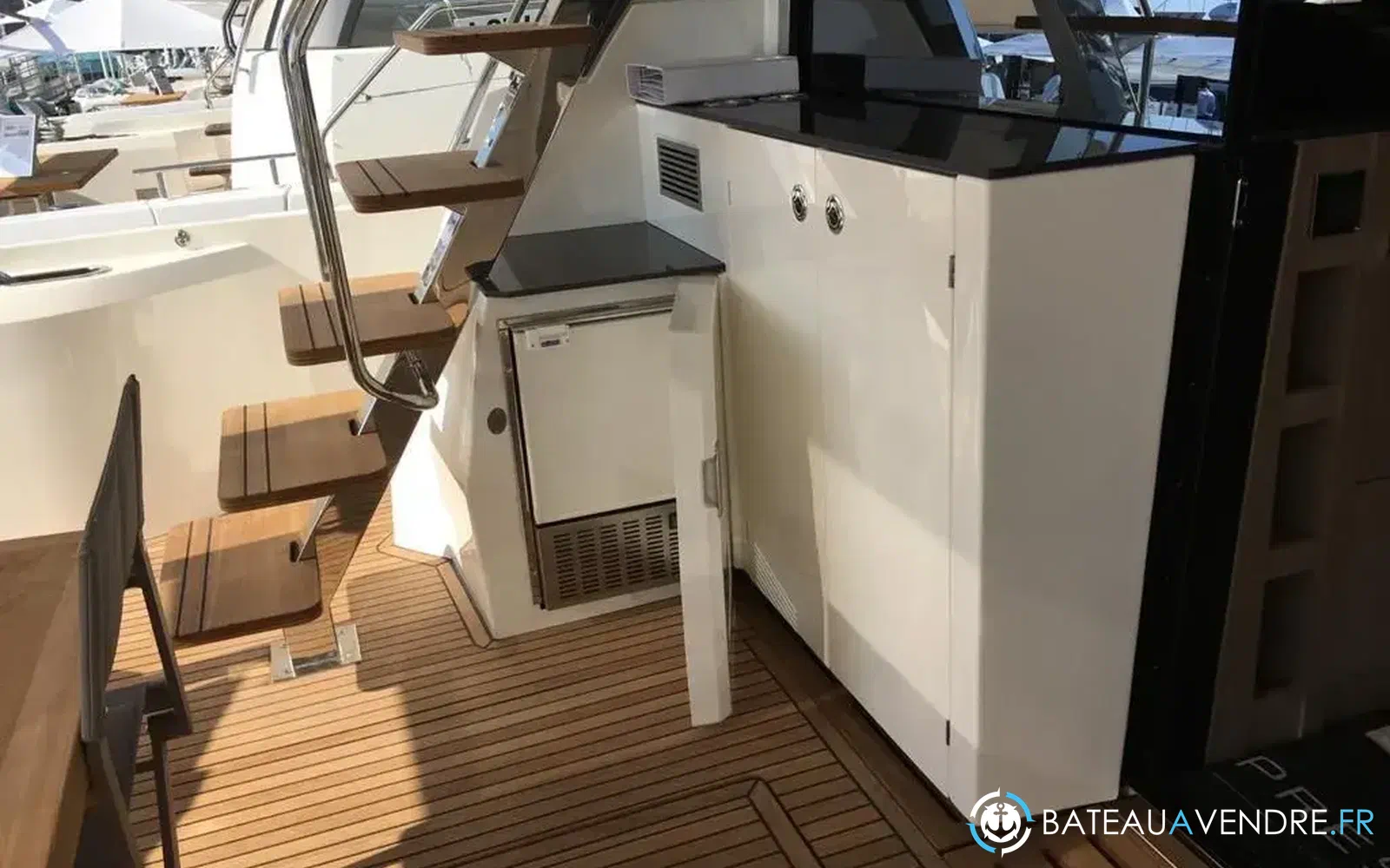slider 10 Prestige Yachts 680 Fly