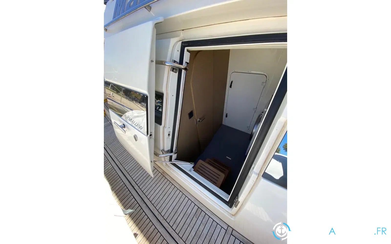 slider 18 Prestige Yachts 680 Fly