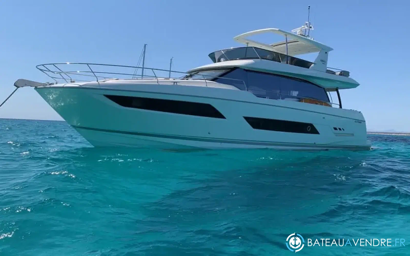 slider 1 Prestige Yachts 680 Fly