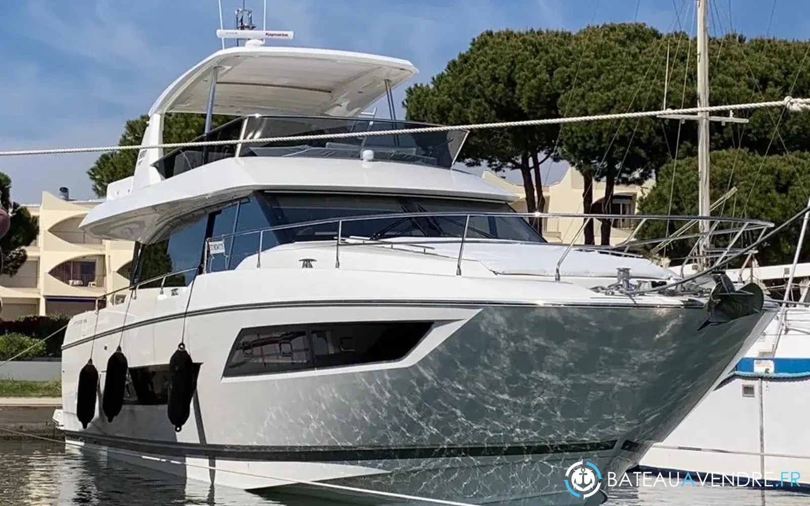slider 22 Prestige Yachts 680 Fly
