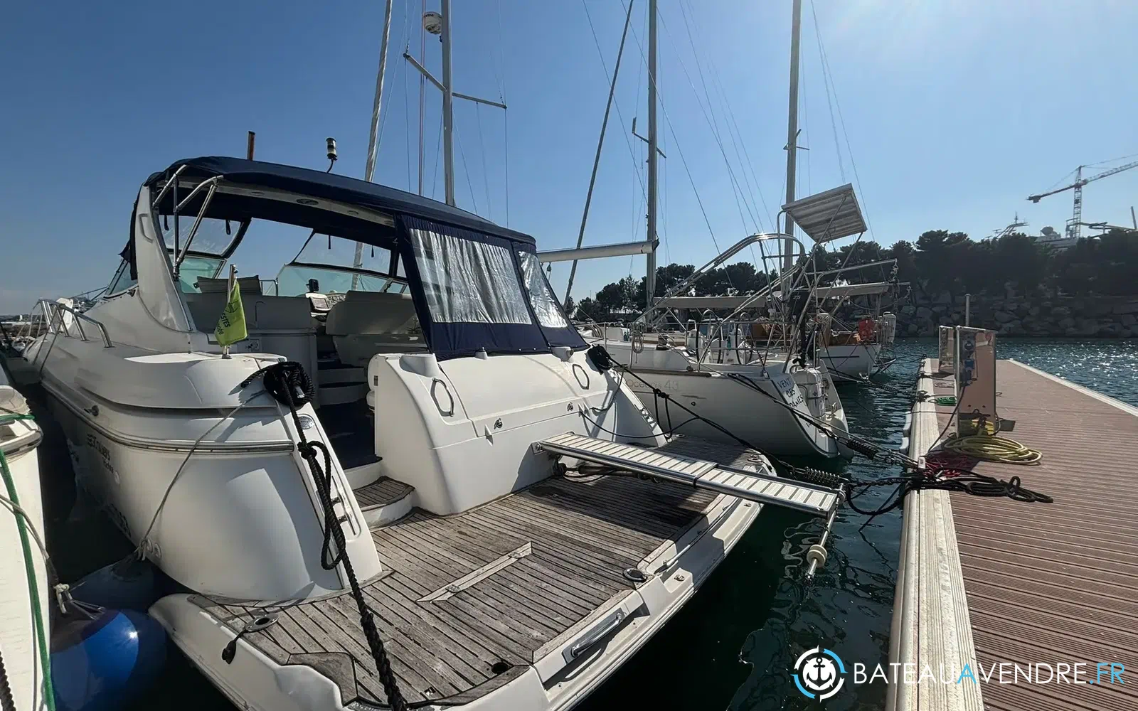 slider 1 Cruisers Yachts 4270 Esprit