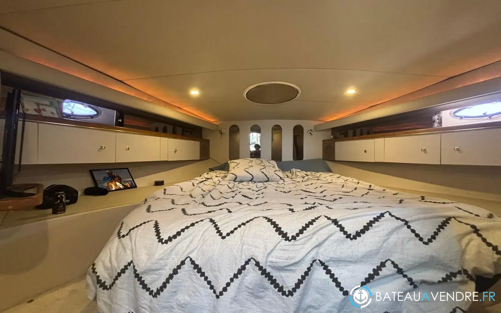 slider 19 Cruisers Yachts 4270 Esprit